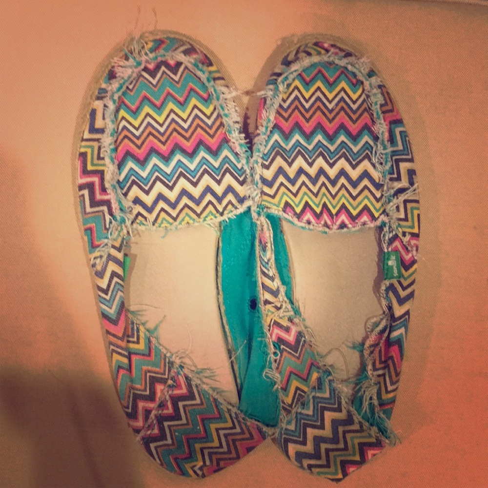 Sanuk size 8 chevron sandals/slippers/slides